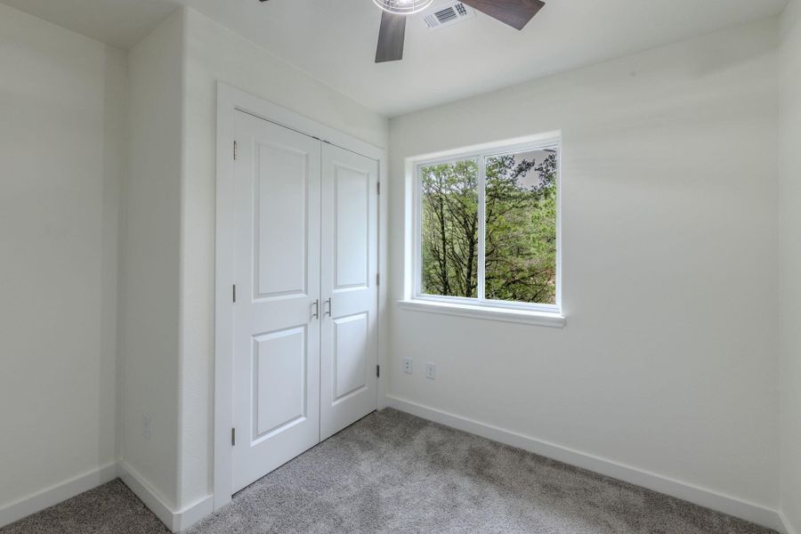 A quiet retreat with a verdant outlook, offering serene treetop views. A quiet retreat with a verdant outlook, offering serene treetop views.