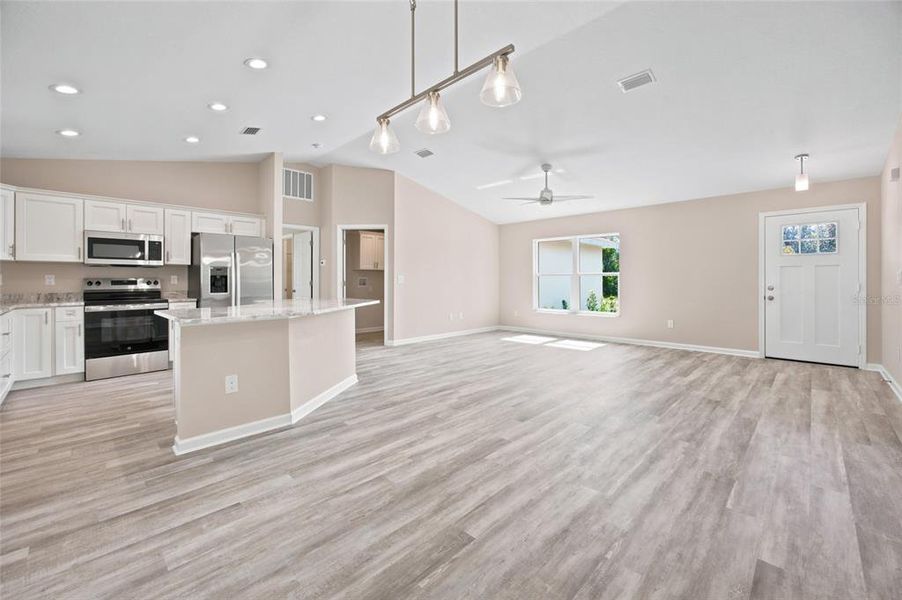 Spacious, unfurnished interior of a new home in , Citrus Springs (Image 18).