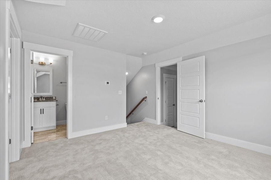 Representative unfurnished interior of a home built from the Hartford Elite by Enchanted Homes in Pointe Summit, Slater-Marietta (Image 39).