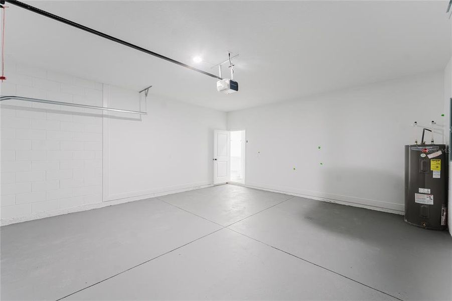 Spacious, unfurnished interior of a new home in , Ocala (Image 21).