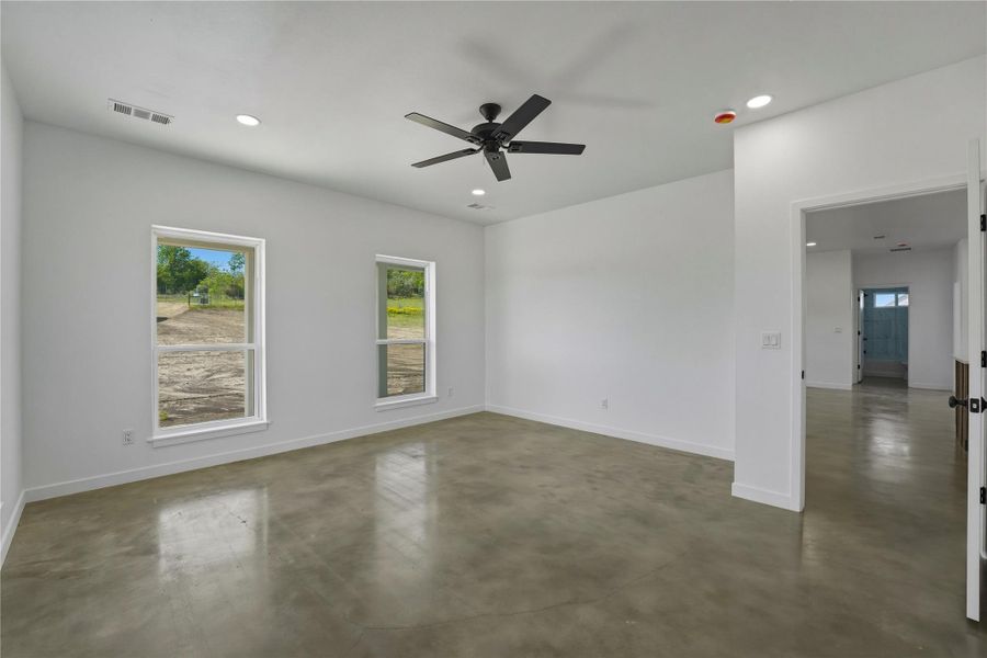 Spacious, unfurnished interior of a new home in , La Grange (Image 11).