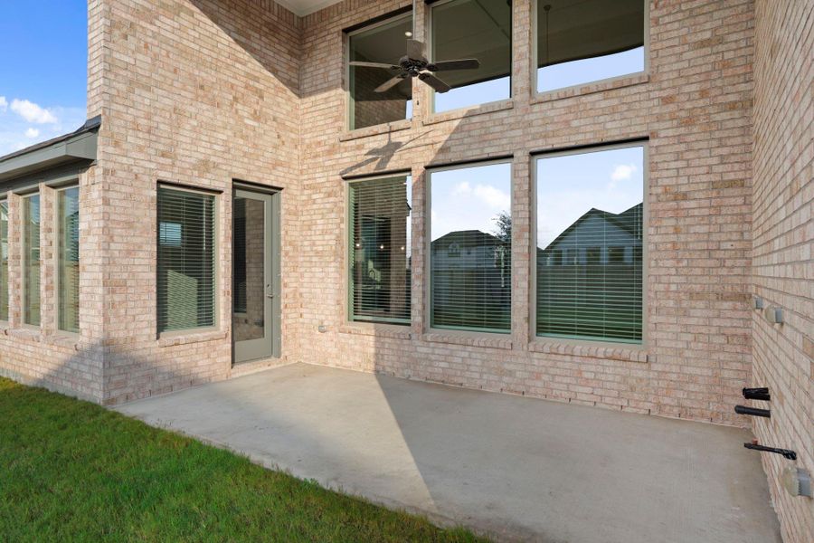 Exterior details and patio area of a home in Valencia 60', Manvel (Image 24).