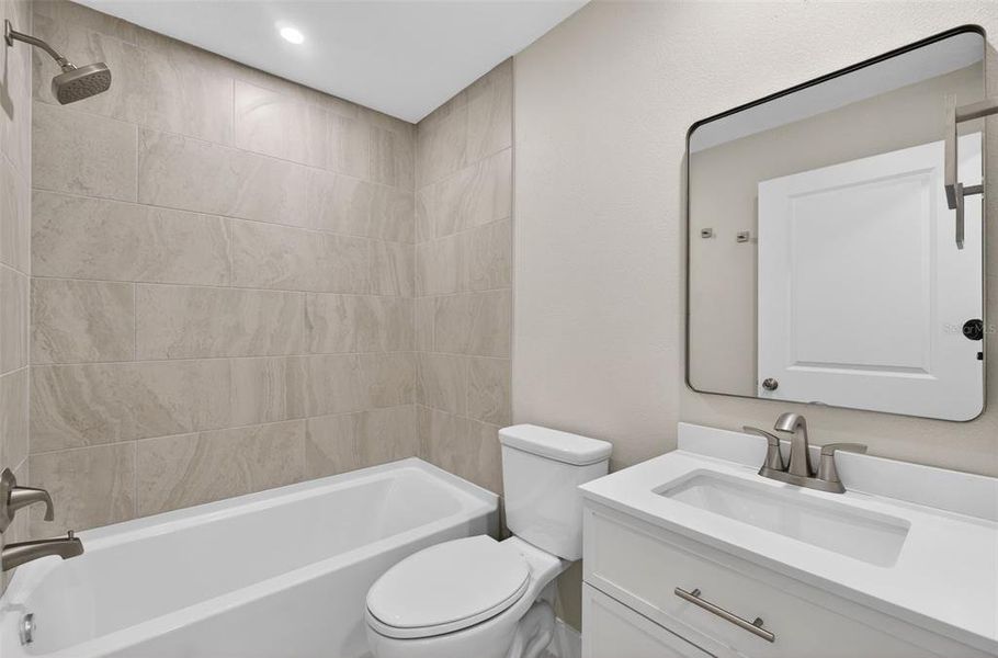 Furnished interior view inside a new home in , Orlando (Image 43).