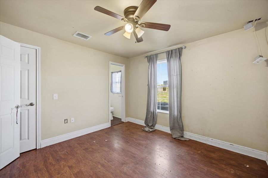 Spacious, unfurnished interior of a new home in , Nemo (Image 17).