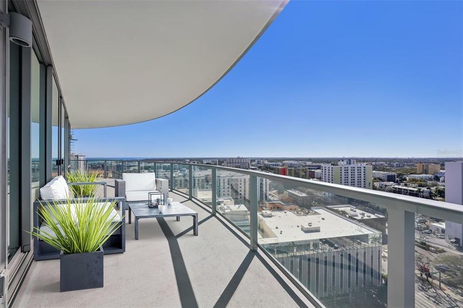 Condo located in St. Petersburg, FL showcasing its design and architecture (Image 36).