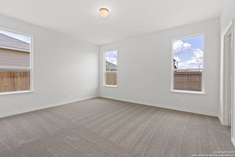 Spacious, unfurnished interior of a new home in Woodside Farms, Seguin (Image 14).