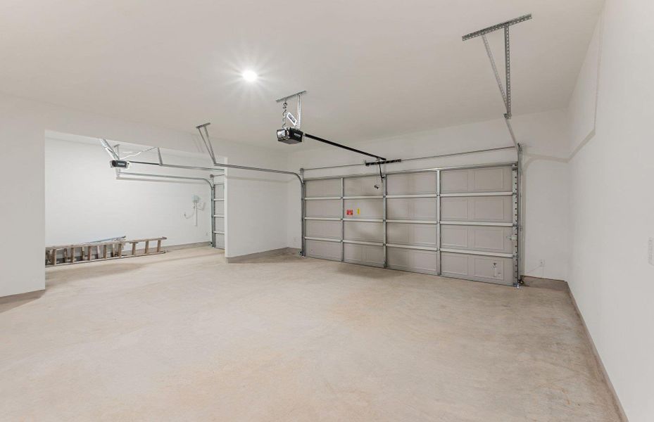 Spacious, unfurnished interior of a new home in Crescent Bluff, Georgetown (Image 28).