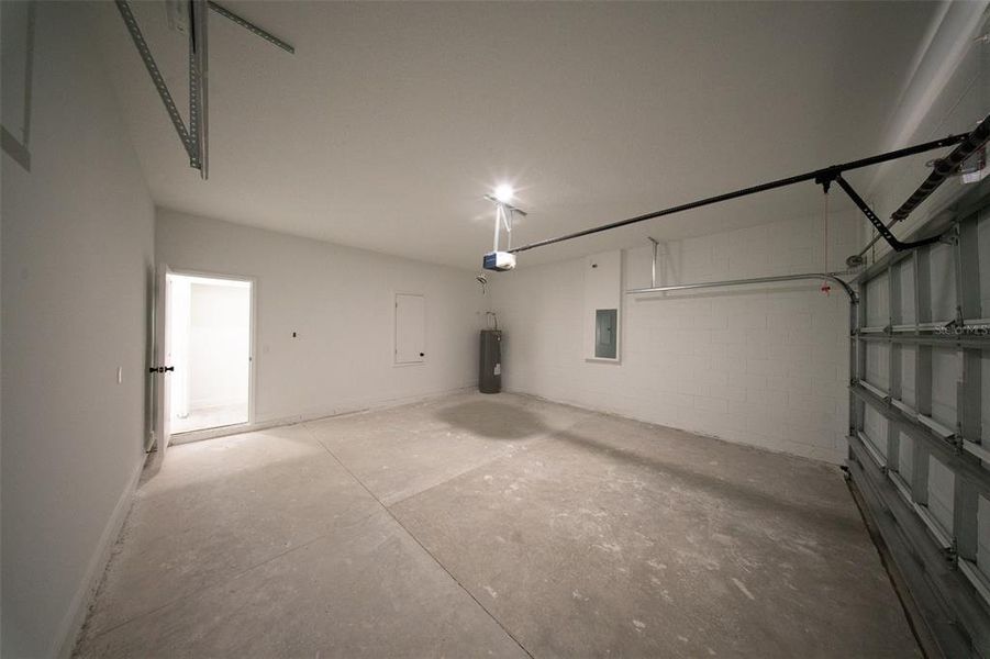Spacious, unfurnished interior of a new home in , Ocala (Image 18).