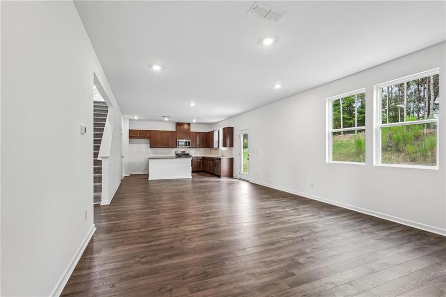 Spacious, unfurnished interior of a new home in Heritage River, Euharlee (Image 40). Spacious, unfurnished interior of a new home in Heritage River, Euharlee (Image 40).