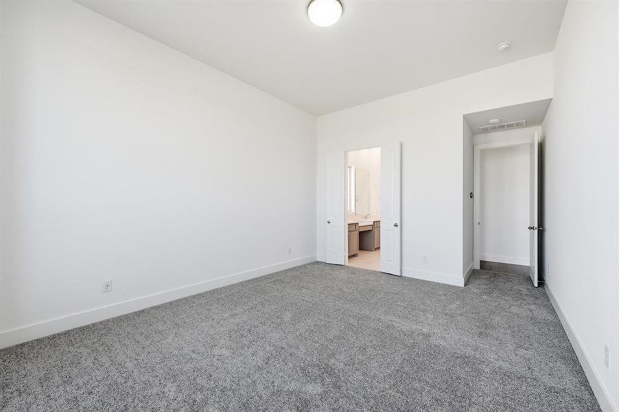 Spacious, unfurnished interior of a new home in Wildridge, Oak Point (Image 17).