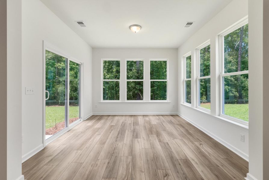 Spacious, unfurnished interior of a new home in Oakley Pointe, Moncks Corner (Image 19).