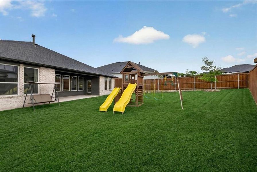 Exterior details and patio area of a home in Talon Hills, Fort Worth (Image 4).