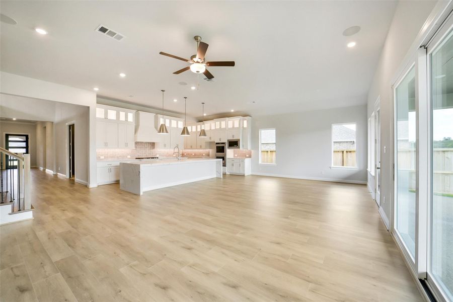 Spacious, unfurnished interior of a new home in Sienna 65', Missouri City (Image 46).