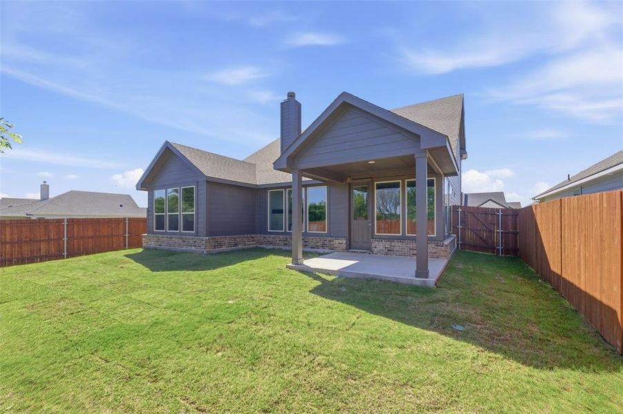 Exterior details and patio area of a home in Covenant Park, Springtown (Image 4).