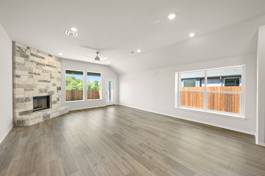 Spacious, unfurnished interior of a new home in Hunters Ridge, Crowley (Image 16).