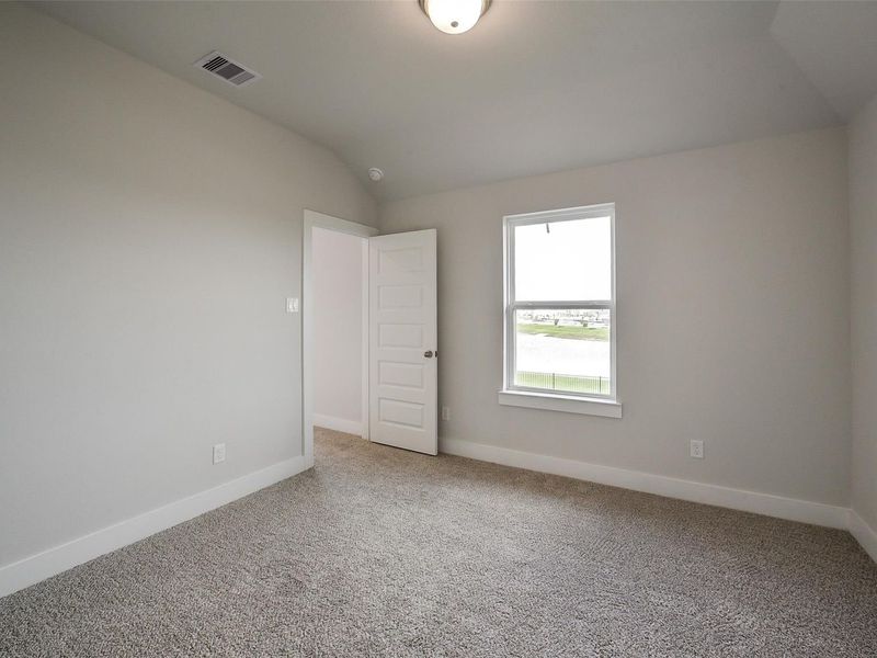 Spacious, unfurnished interior of a new home in Sierra Vista, Rosharon (Image 36).