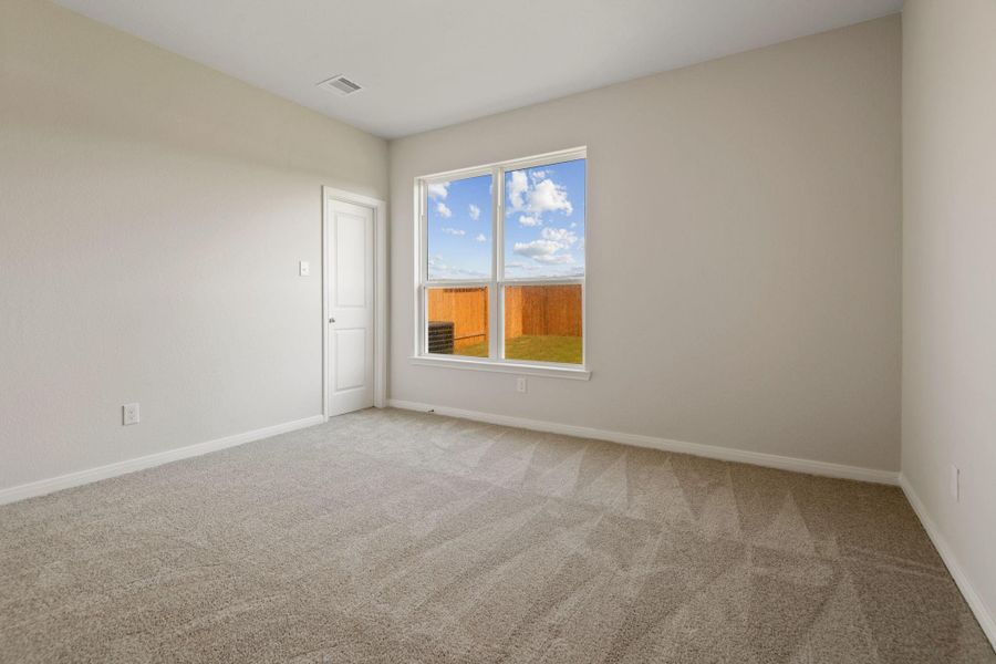 Spacious, unfurnished interior of a new home in Sweetwater Ridge, Conroe (Image 12).
