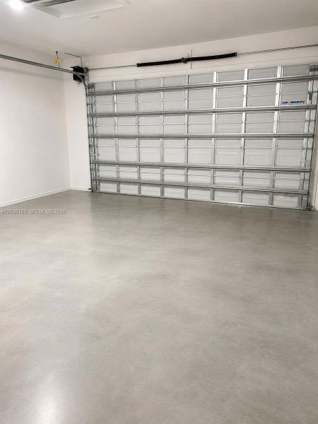 Spacious, unfurnished interior of a new home in , Cape Coral (Image 10).