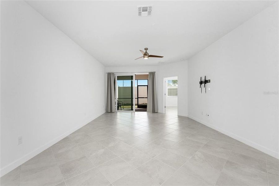 Spacious, unfurnished interior of a new home in , Englewood (Image 39).