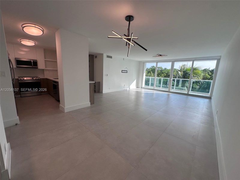 Spacious, unfurnished interior of a new home in , Sunny Isles Beach (Image 16).