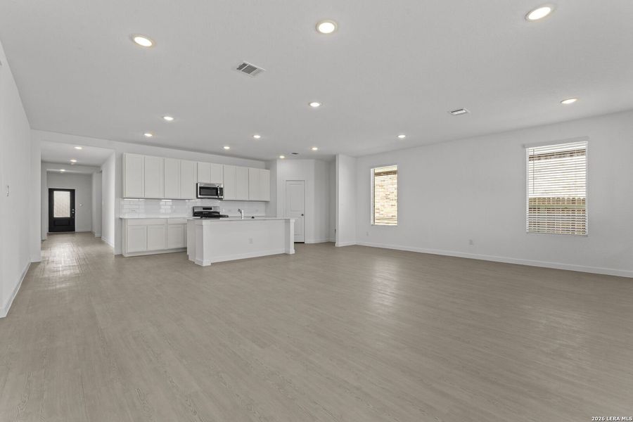 Spacious, unfurnished interior of a new home in Voss Farms, New Braunfels (Image 15).