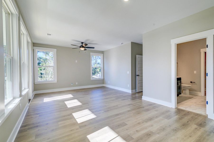 Spacious, unfurnished interior of a new home in , Charleston (Image 19).