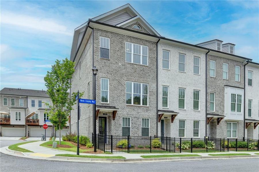 Condo located in Alpharetta, GA showcasing its design and architecture (Image 5).
