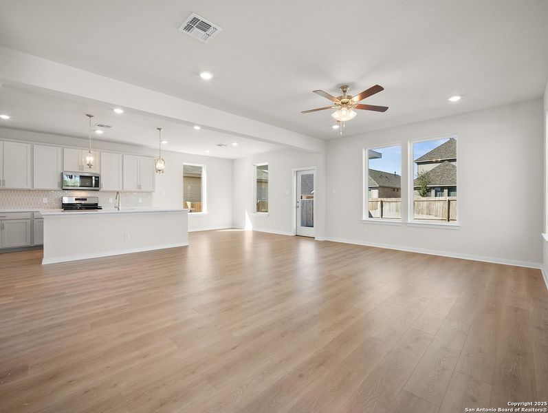 Spacious, unfurnished interior of a new home in Veranda: Classic, San Antonio (Image 14).