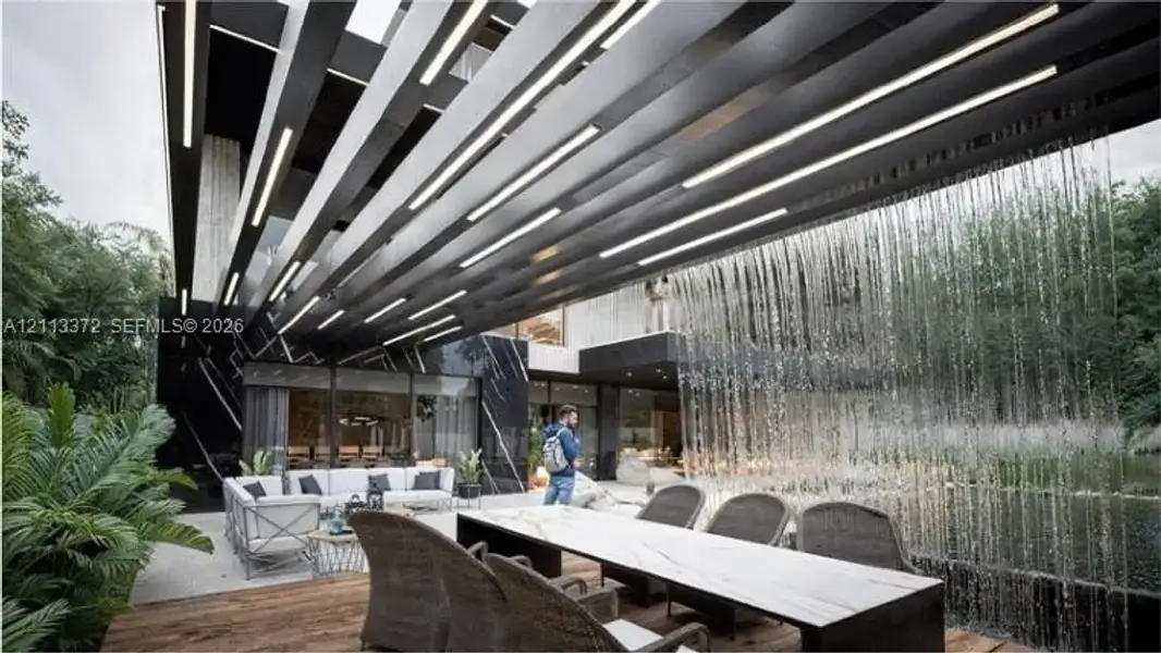 Condo located in Fort Lauderdale, FL showcasing its design and architecture (Image 3).