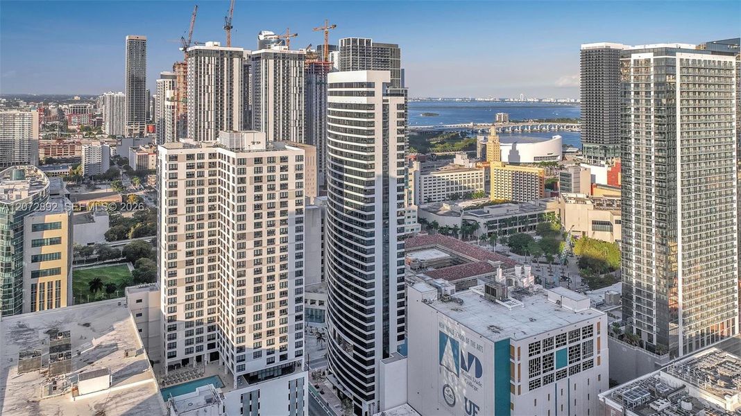 Condo located in Miami, FL showcasing its design and architecture (Image 34).