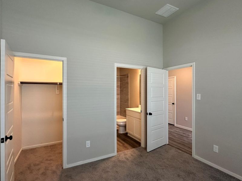 Spacious, unfurnished interior of a new home in Creekhaven, Iowa Colony (Image 20). Spacious, unfurnished interior of a new home in Creekhaven, Iowa Colony (Image 20).