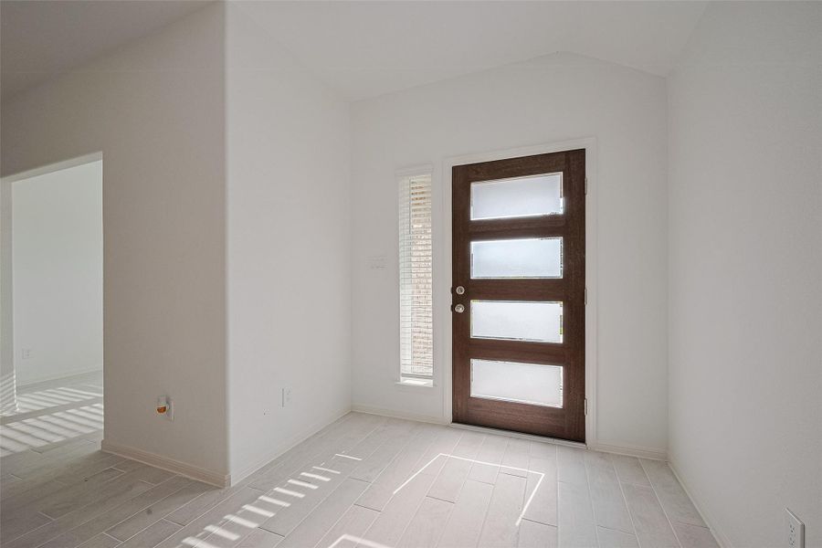 Spacious, unfurnished interior of a new home in Lago Mar, Texas City (Image 17).
