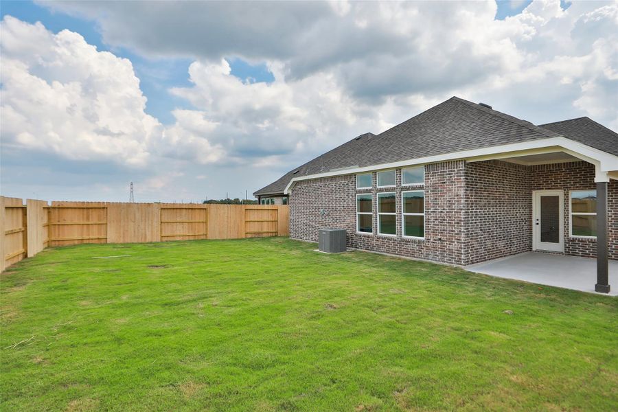 Exterior details and patio area of a home in Creekhaven, Iowa Colony (Image 3).