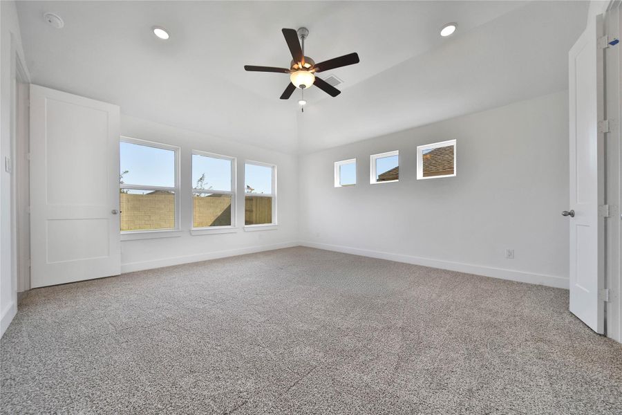 Spacious, unfurnished interior of a new home in , Rosharon (Image 27).