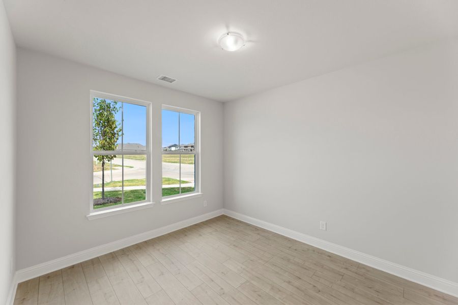 Spacious, unfurnished interior of a new home in Creekside, Royse City (Image 19).