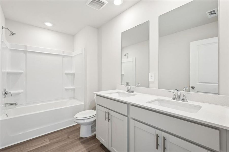 Furnished interior view inside a new home in Ivey Township, Dallas (Image 10).