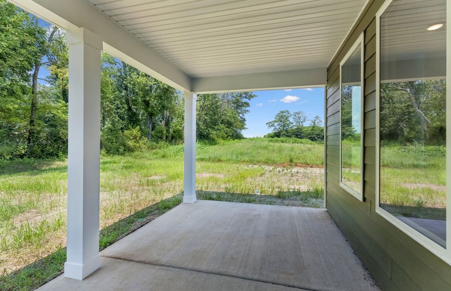 Exterior details and patio area of a home in Glenview Farms, Murfreesboro (Image 4).