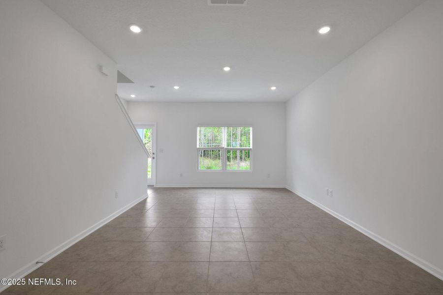 Spacious, unfurnished interior of a new home in Atlantis Pointe, Middleburg (Image 19).