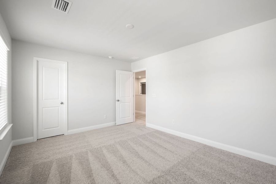 Spacious, unfurnished interior of a new home in Waterways, Richmond Hill (Image 27).