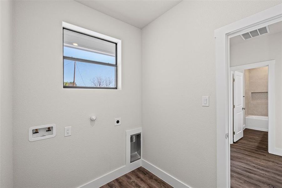 Spacious, unfurnished interior of a new home in , Granbury (Image 23).