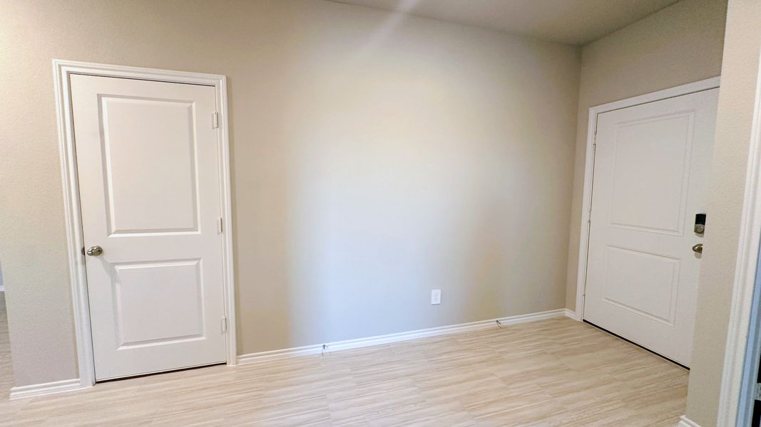 Spacious, unfurnished interior of a new home in Sunnycreek, Fort Worth (Image 18).