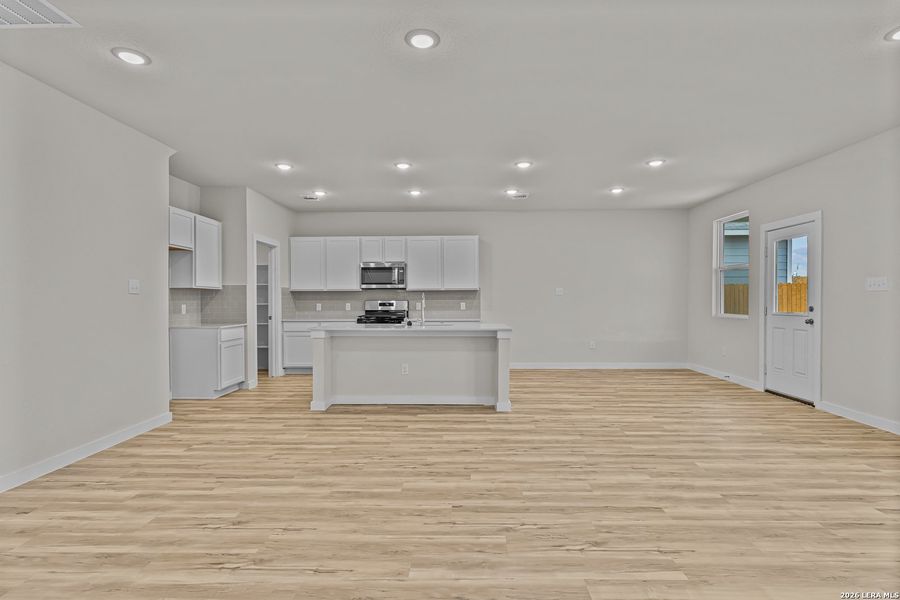 Spacious, unfurnished interior of a new home in Hacienda, San Antonio (Image 13).