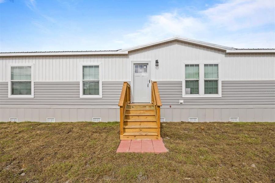 Exterior details and patio area of a home in , Okeechobee (Image 18).