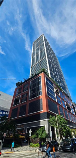Condo located in Miami, FL showcasing its design and architecture (Image 2). Condo located in Miami, FL showcasing its design and architecture (Image 2).