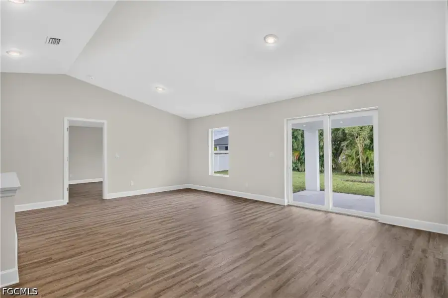 Spacious, unfurnished interior of a new home in Cape Coral, Cape Coral (Image 11).
