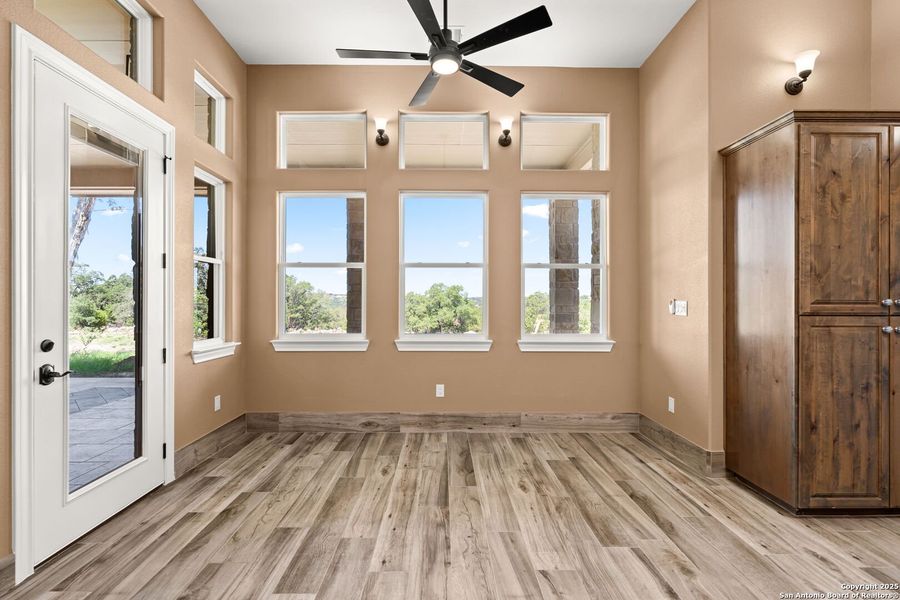 Spacious, unfurnished interior of a new home in , Canyon Lake (Image 20).