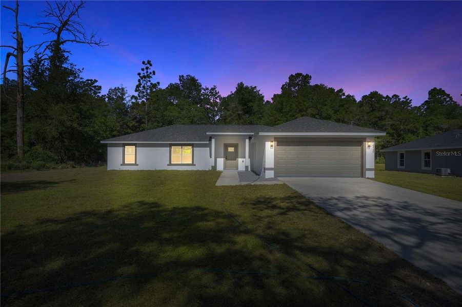 Exterior details and patio area of a home in , Dunnellon (Image 20).