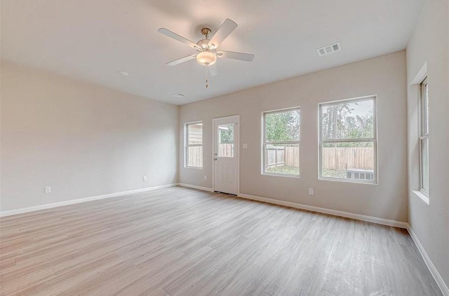 Spacious, unfurnished interior of a new home in , Houston (Image 4).