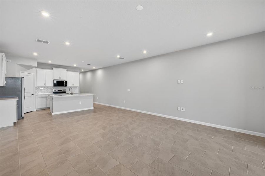 Spacious, unfurnished interior of a new home in Crosswind Ranch, Parrish (Image 15).