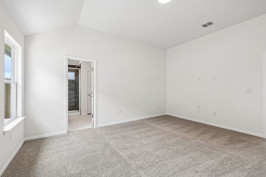 Spacious, unfurnished interior of a new home in Porter Country, Buda (Image 14).